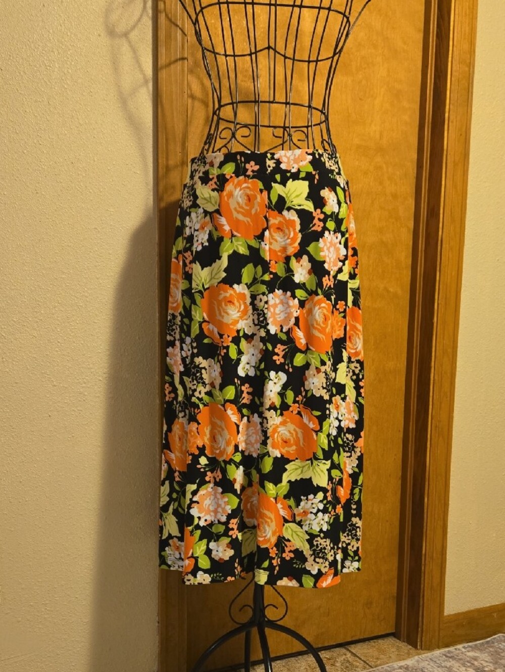 Kasper Black Midi Skirt with Orange Floral Pattern - Picture 4 of 8